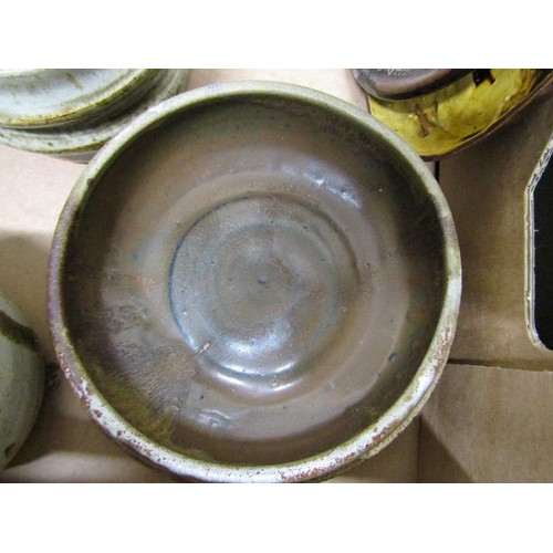 431 - BOX OF STUDIO POTTERY