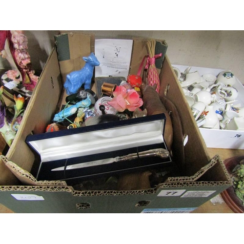 77 - BOX TO INCL MIXED ORNAMENTS, DESK TOP ITEMS ETC