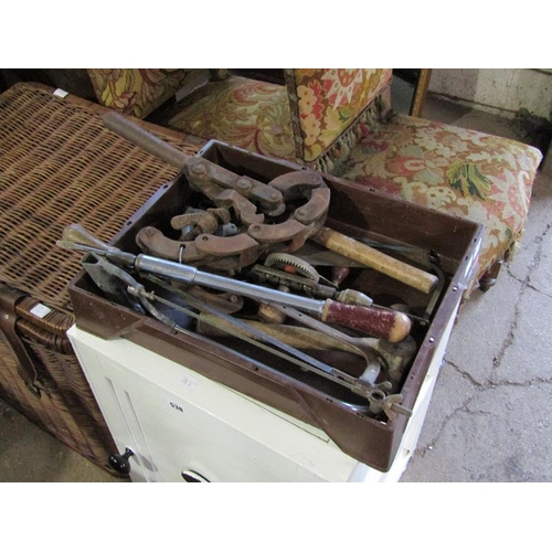 537 - BOX OF HAND TOOLS