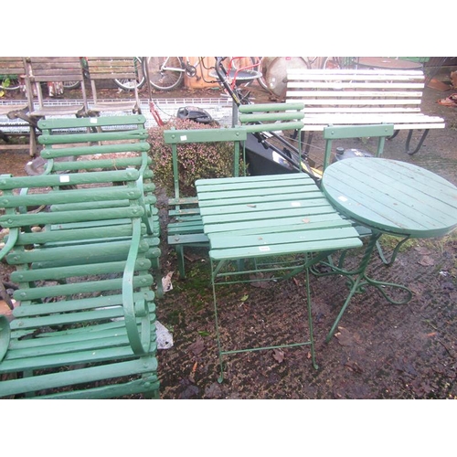 909 - GREEN GARDEN CHAIRS AND TWO TABLES