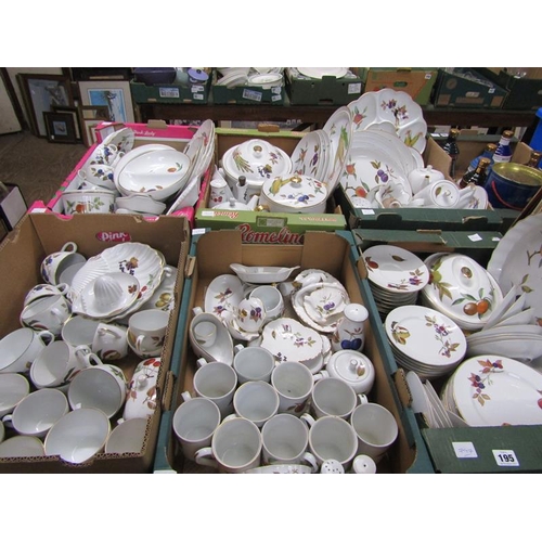 195 - LARGE QTY OF ROYAL WORCESTER EVESHAM TEA AND TABLEWARES