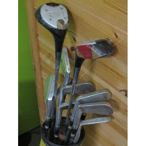 941 - GOLF CLUBS