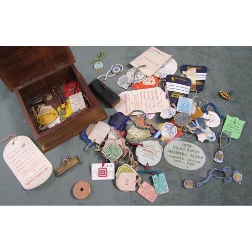 1426 - AUSTRALIAN WOODEN BOX AND COVER TOGETHER WITH VARIOUS BADGES, AIRLINE PASSES, LUGGAGE LABELS ETC