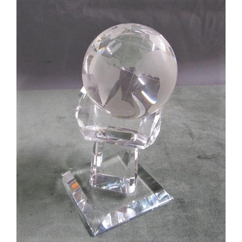 1558 - CRYSTAL WORLD GLOBE IN HAND, 16CM H