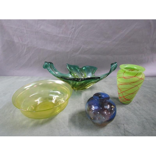 1605 - COLLECTION OF ART GLASS TO INCL IRRIDESCENT VASE, ISLE OF WIGHT VASE, 16CM H