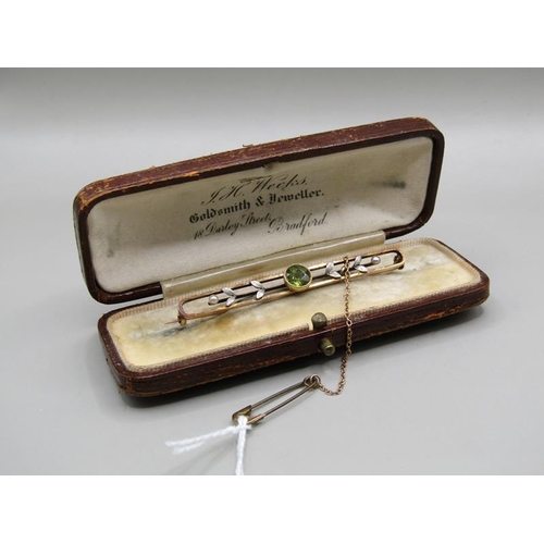 1339 - GOLD PERIDOT SEED PEARL SET BAR BROOCH