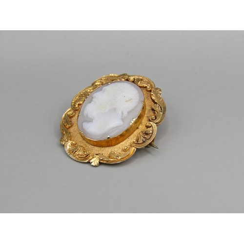 1342 - GOLD CAMEO BROOCH