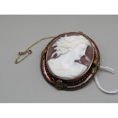 1352 - 15CT GOLD CAMEO BROOCH