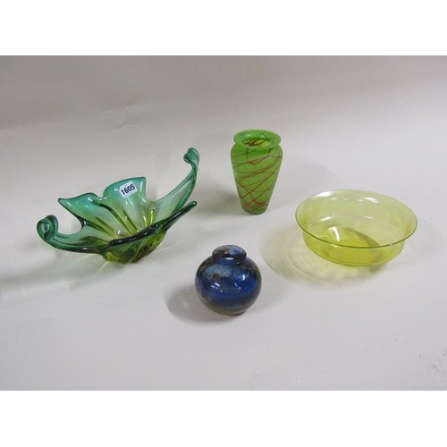 1605 - COLLECTION OF ART GLASS TO INCL IRRIDESCENT VASE, ISLE OF WIGHT VASE, 16CM H