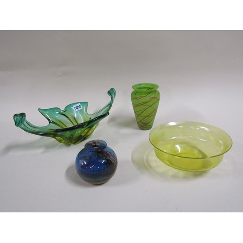 1605 - COLLECTION OF ART GLASS TO INCL IRRIDESCENT VASE, ISLE OF WIGHT VASE, 16CM H