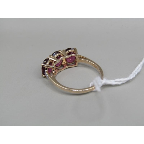 1366 - GOLD THREE STONE RUBELITE RING SIZE P 1/2