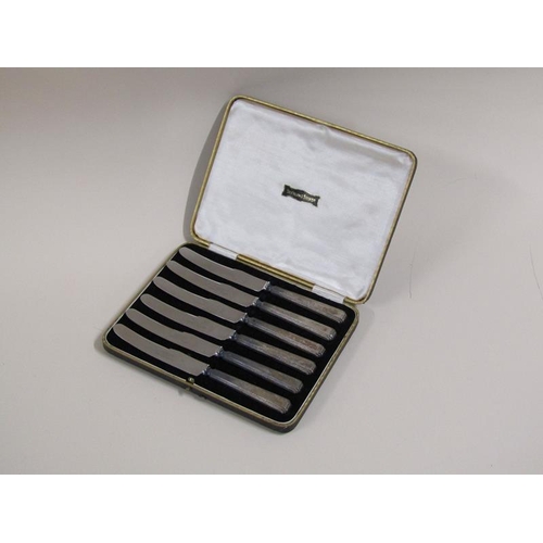 1406 - BOX OF SIX TEA KNIVES AND A FOLDING LEATHER CASED MIRROR