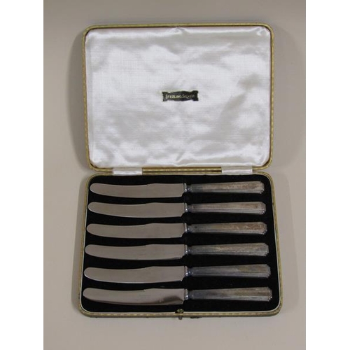 1406 - BOX OF SIX TEA KNIVES AND A FOLDING LEATHER CASED MIRROR