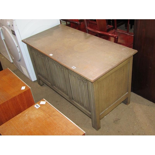 605 - EARLY 20C OAK BLANKET CHEST