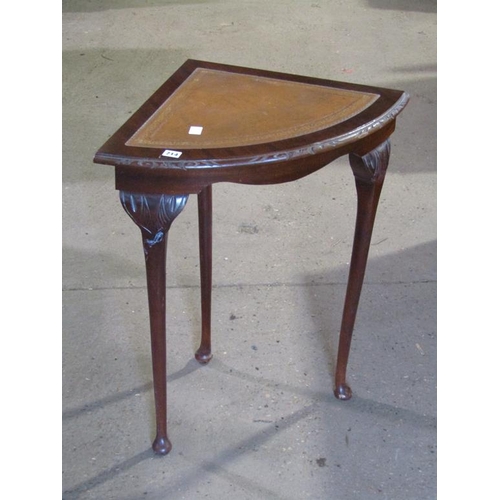 714 - REPRODUCTION LEATHER TOP CORNER TABLE