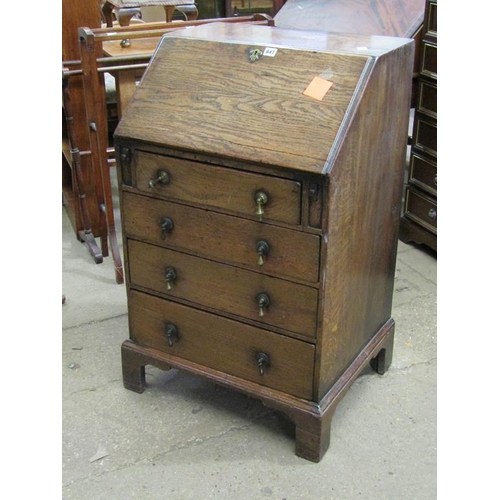 847 - GEORGIAN STYLE OAK BUREAU