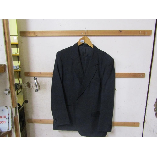 141 - GENTS SUIT