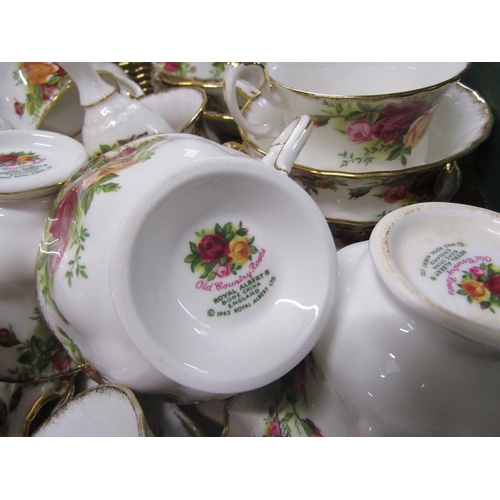 226 - LARGE QTY OF ROYAL ALBERT OLD COUNTRY ROSES