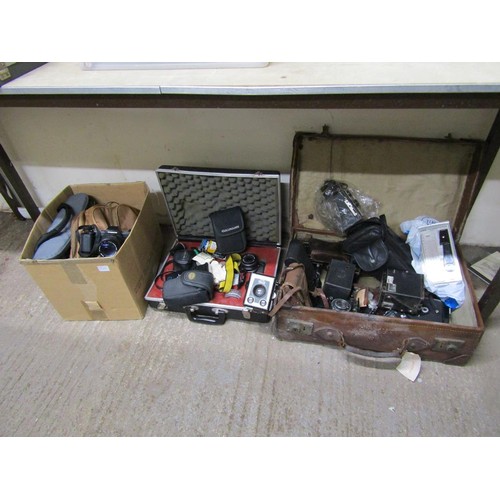 396 - LARGE QTY OF VINTAGE CAMERAS AND ACCESSORIES