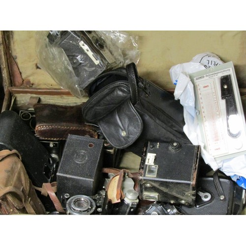 396 - LARGE QTY OF VINTAGE CAMERAS AND ACCESSORIES