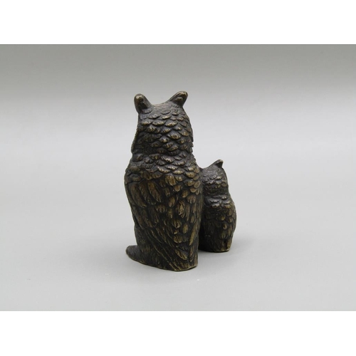 1313 - CAST BRONZED MINIATURE FIGURE OF TWO OWLS, 5CM H