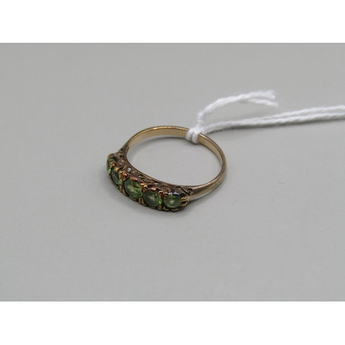 1371 - 9ct GOLD GREEN COLOURED STONE RING SIZE M