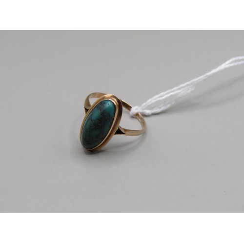 1384 - 9ct GOLD GREEN STONE SET RING SIZE M 1/2