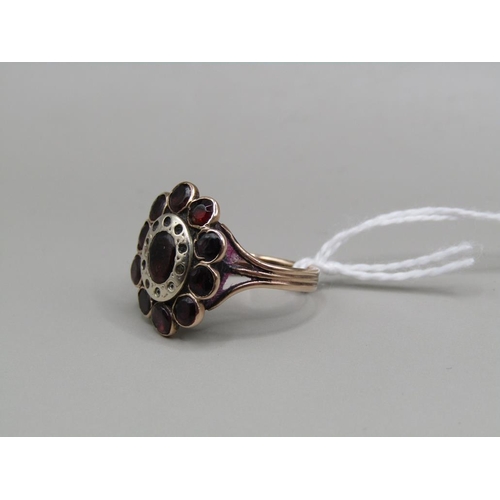 1385 - GOLD GARNET SET RING SIZE M