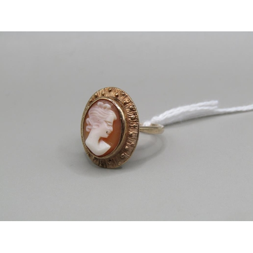 1390 - 9ct GOLD CAMEO SET RING SIZE L