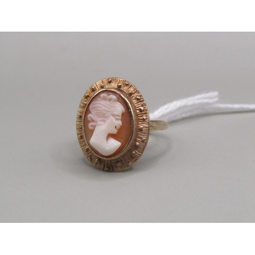 1390 - 9ct GOLD CAMEO SET RING SIZE L