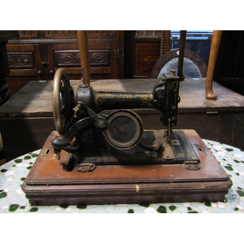 577 - VINTAGE SEWING MACHINE