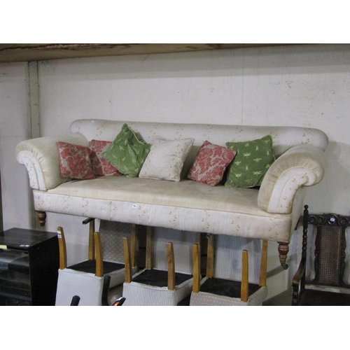 700 - VICTORIAN STYLE SETTEE