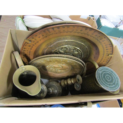 224 - BOX OF COPPER AND BRASSWARE TO INCL JUG