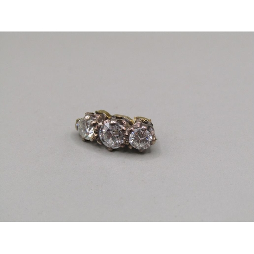 1569 - GOLD THREE STONE DIAMOND SETTING