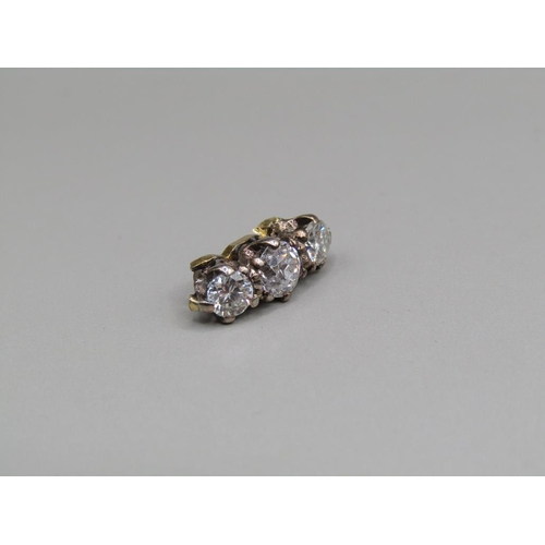 1569 - GOLD THREE STONE DIAMOND SETTING