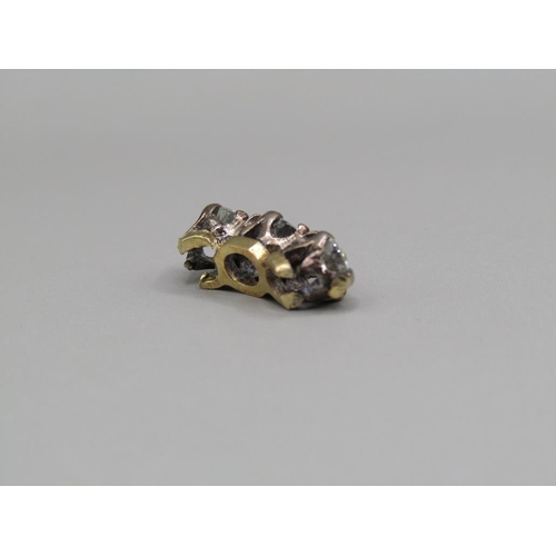 1569 - GOLD THREE STONE DIAMOND SETTING