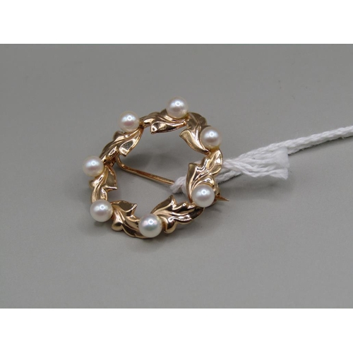 1571 - 9ct GOLD PEARL SET WREATH BROOCH