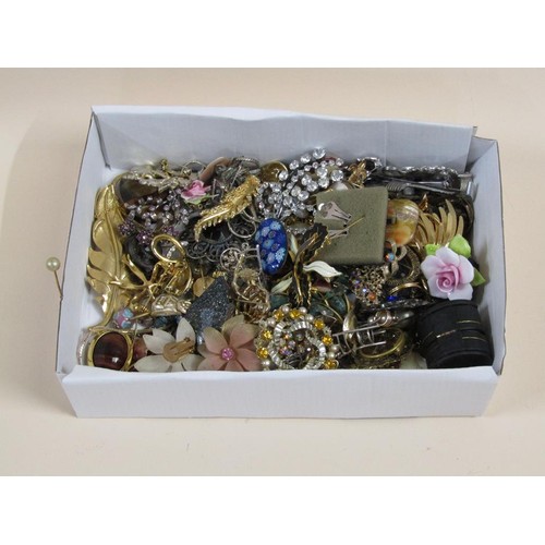 1665 - BOX OF COSTUME JEWELLERY INC. BROOCHES, EARRINGS, ETC.