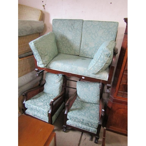 800 - THREE PIECE BERGERE SUITE