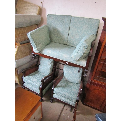 800 - THREE PIECE BERGERE SUITE