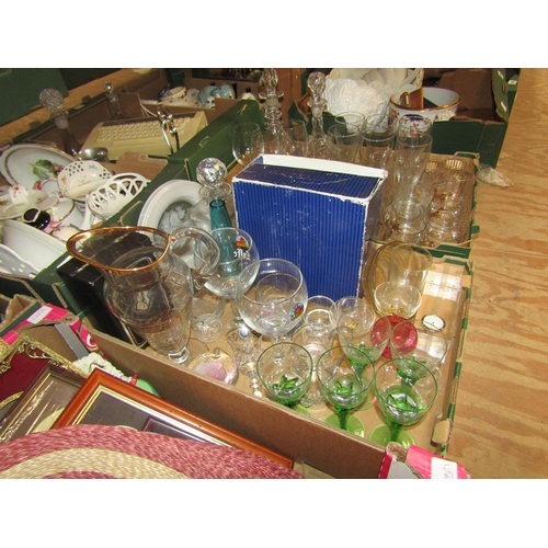 256 - BOX OF MIXED GLASSWARE