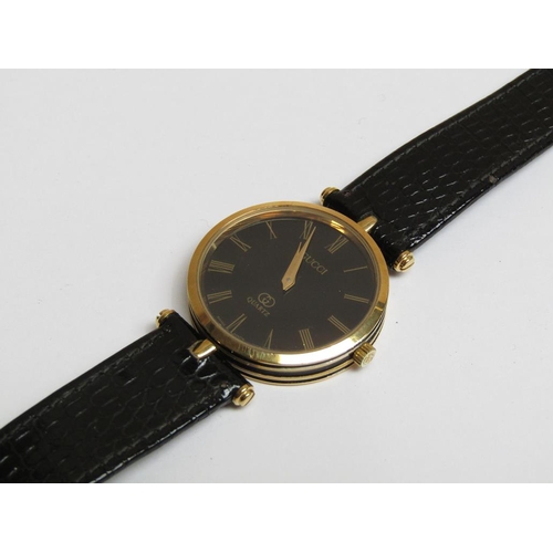 1256 - GUCCI GENTS WATCH WITH LEATHER STRAP