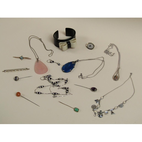 1264 - COLLECTION OF MISC COSTUME JEWELLERY TO INCL A ROSE QUARTZ & BLUE STONE SET PENDANT