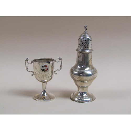 1280 - GEORGIAN SILVER PEPPERETTE TOGETHER WITH A SMALL SILVER TROPHY CUP