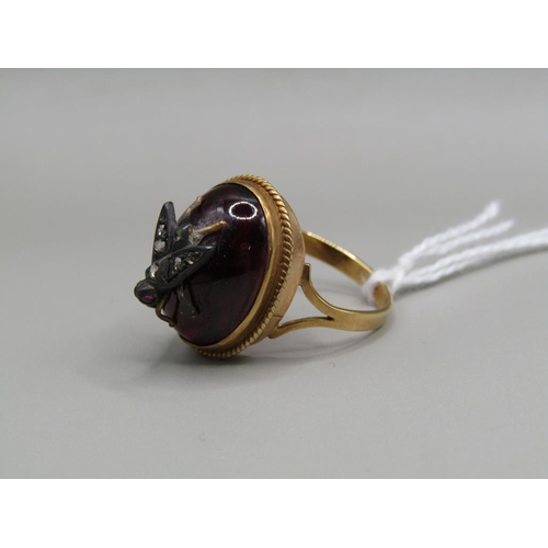 1305 - GOLD AMETHYST CABOCHON SET RING WITH INSECT MOUNT