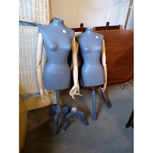 560 - TWO MANNEQUINS