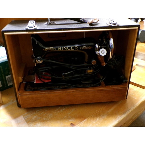 565 - SINGER SEWING MACHINE