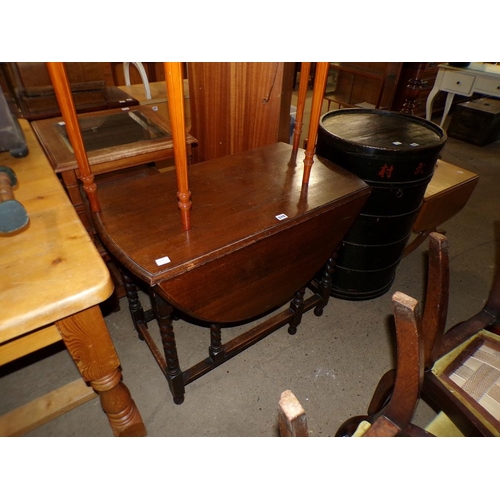 570 - 1930s GATELEG TABLE