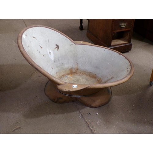 624 - VICTORIAN BATH TUB