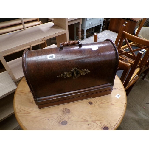 658 - VINTAGE SINGER SEWING MACHINE